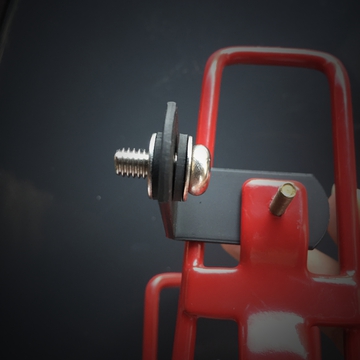 もう片方を金属ワッシャーでゴムワッシャー2枚を挟む(振動対策)