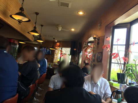 レトロ喫茶風店内には昭和歌謡が流れる