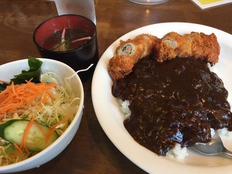 てきさすロールカレー。サラダ味噌汁つき