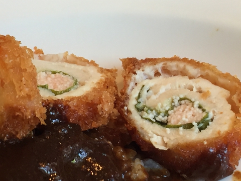 てきさすロール。明太子を豚肉で巻いて揚げてある。カルフォルニアのあれの関係は不明