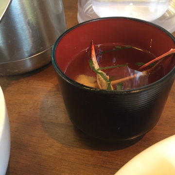ビリリと辛いカレーの後の舌に熱い味噌汁が援護射撃