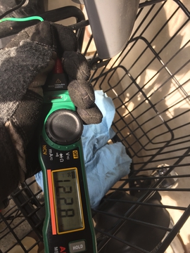 キーのオンオフと連動して電圧が12ボルトになるか確認