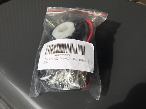 アマゾンノーブランド品のバイク用USBポート
