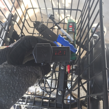 テスト接続。電圧計が内蔵されているのでわかりやすい