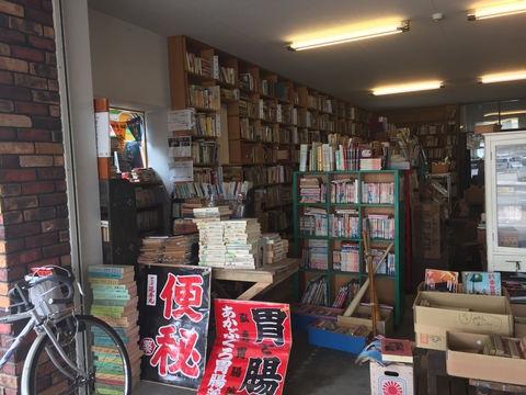 ガレージの中に本やモノが所狭しと