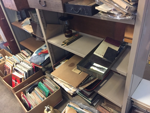 サブカルチャー系メイン。アンティークもあり