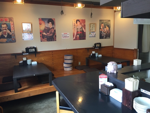 昭和ポスターのレトロ店内 カウンターと小上がりが嬉しい