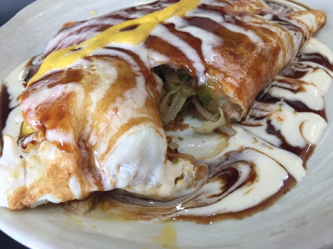 中はもやしとキャベツとたこ焼きの具が