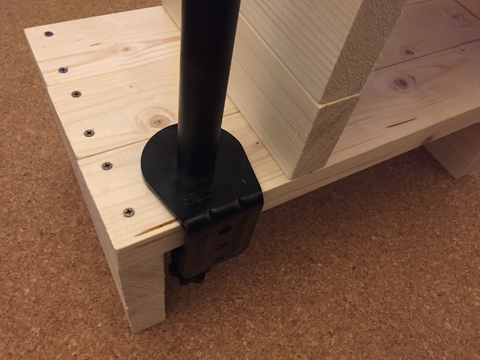 2x4は38ミリもあるのでモニタースタンドもがっしり止められる