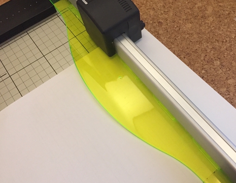 驚くほど綺麗に簡単に切れるカール事務器の裁断機