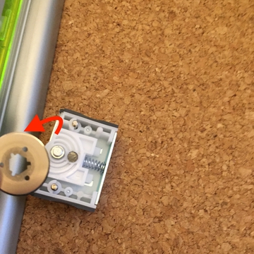 指でつまんで取り外す