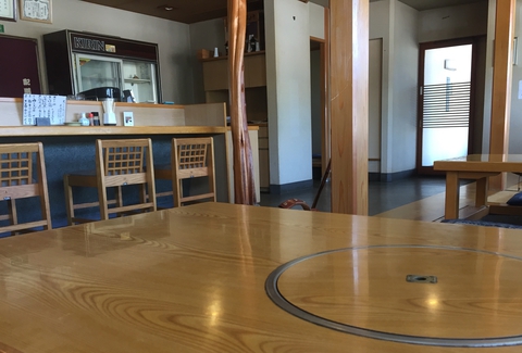 店内の様子 堀こたつ４席にカウンター。奥には個室も（予約席）