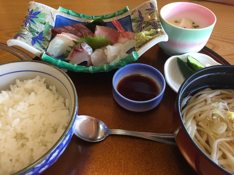 刺身定食＋氷見うどん。値段とは思えない豪華さ