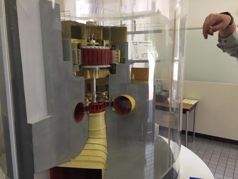 エントランスにある手取川第1発電所タービンの模型