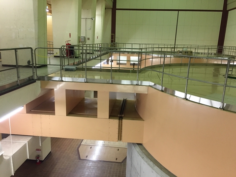 ブリッジの下には導水管が