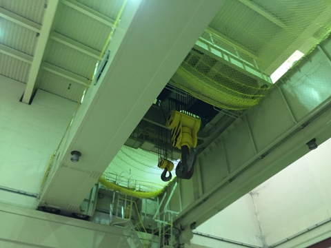 建屋の天井には巨大なクレーン