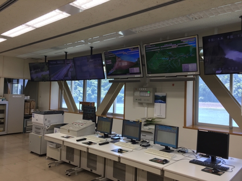 手取川ダム管理棟内部。様々な情報が表示