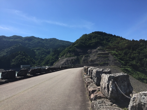 堤体西側の山。かつては観察舎があった