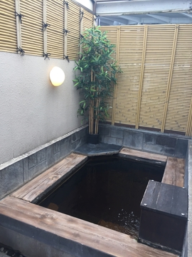 扉を開けるとヒノキの露天風呂