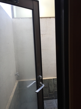 外への扉を開けると・・