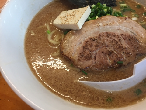 定番メニュー豚骨ラーメン。白いのはなんと豆腐