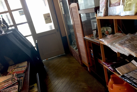 玄関周辺には雑貨も