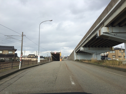 山側環状梅田インターから津幡町へ向かう途中 なにか穴がある？