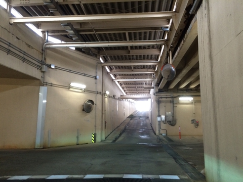 中にはなんと地下交差点