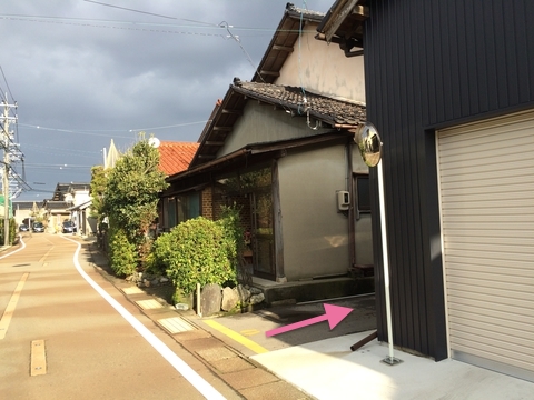 細い路地を入る