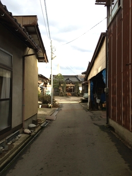 道の先には小さな神社が