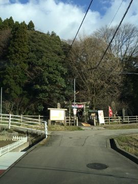 線路と県道を横断した先に