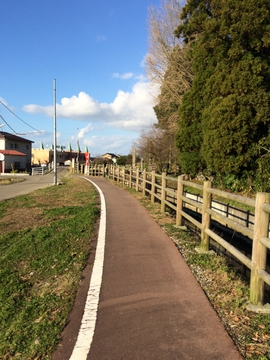 入り口横の河原市用水沿いには散策路/サイクリングロード