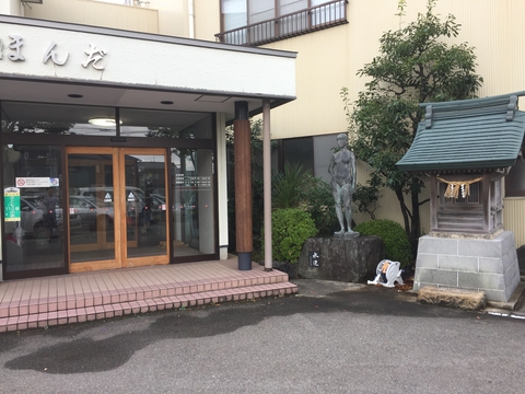 外にはなぜか社と少女像が