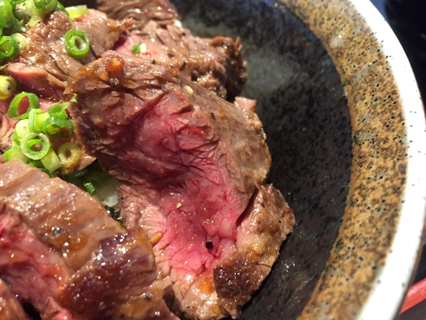 焼き具合はレア。臭みもない