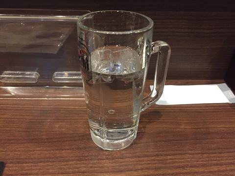 水はジョッキでドカン