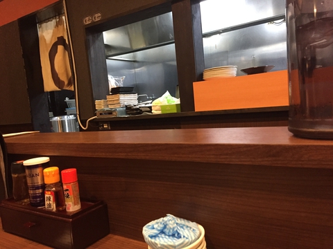 店内はカウンターとテーブル。一味がこだわりを感じる