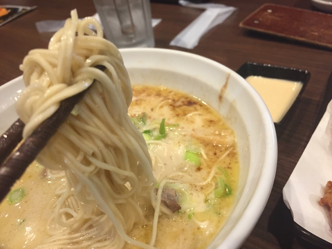 とんこつの方は細麺