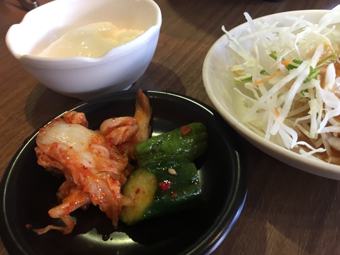 サラダ杏仁豆腐キムチ食べ放題。キュウリも嬉しい