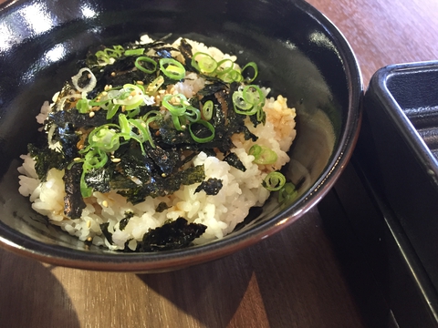 ご飯には海苔・ゴマ・輪切り青ネギ