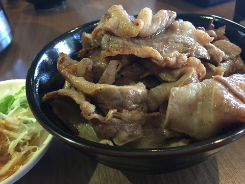 熱々を乗っけて完成！トリプルカルビ丼