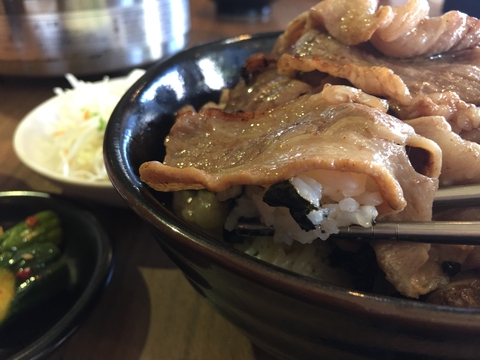 焼きたての肉汁と海苔とゴマのハーモニーがたまらない
