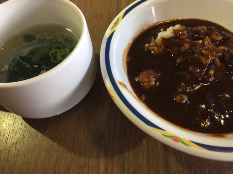 肉たっぷりが溶け込んだ胡椒系黒カレーも食べ放題