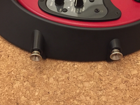 ストラップピンが2つあるのは立たせる為