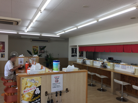 九丸堂の店内の様子。中央に巨大な2列カウンター