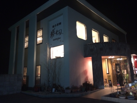 住宅街にそびえ立つ