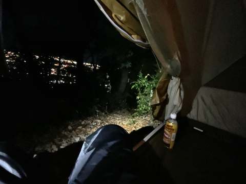 ベンチだが風を遮ってくれるので暖かい（12月）