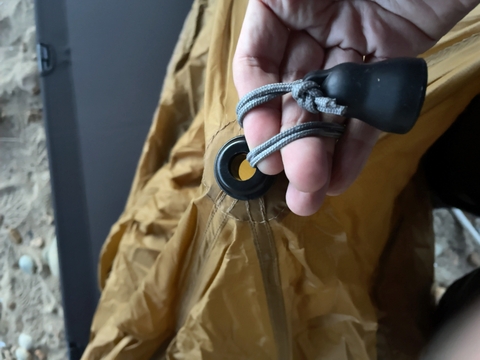 このキャップに力をかけるのはNG。ロープをしっかり持って。