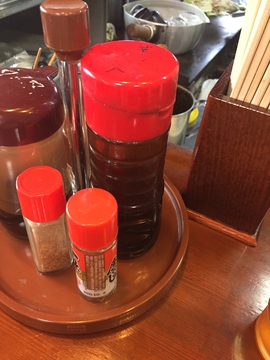 テーブルの上には辛口ソースと一味