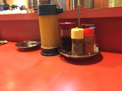 テーブルの上 粗挽きコショウがラーメンとマッチ