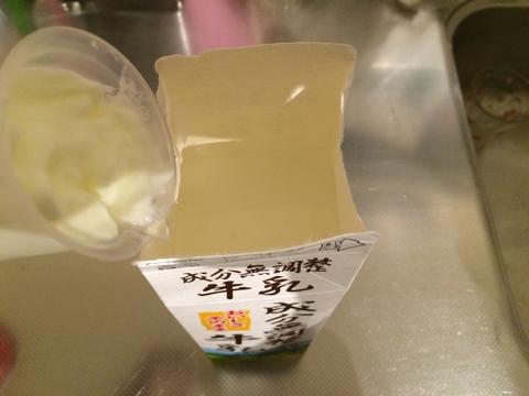 牛乳パックの口を開け投入